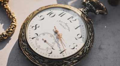 传奇sf法师职业角色展示，手持法杖在地下城副本中施放火墙技能，魔法光效绚丽，远程输出画面震撼